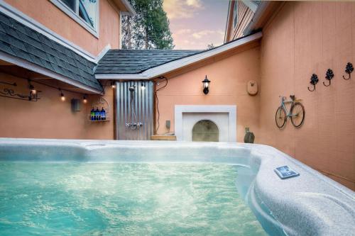 The Golden Parlor- Historic Victorian, Hot Tub - Grass Valley, CA