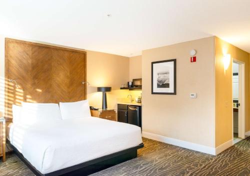 King Room with Balcony - Non-Smoking