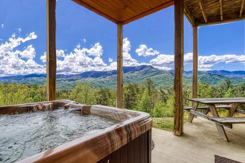 Freedoms View, Game Room & Amazing Views, FREE tickets each paid day, Hot Tub!!! in Caton (TN)