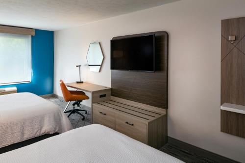 Standard Queen Room with Two Queen Beds and Tub - Accessible