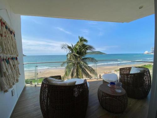 Apartment Gold In Camino Al Mar with Amazing View of the Ocean, Beach and Swimming Pool, 3 Rooms