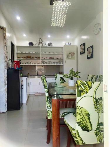 キッチン, Private 2-Floors Bedroom near DVO Airport in カバンティアン