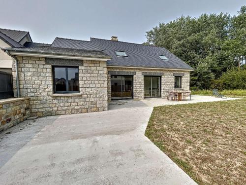 Maison Jullouville, 5 pièces, 7 personnes - FR-1-361-511 (Charmante maison neuve proche plage, 4 chambres, 7 couchages, jardin, parking et tout confort - FR-1) in Jullouville