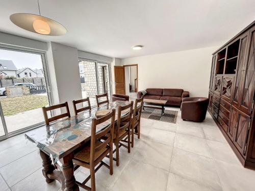 Maison Jullouville, 5 pièces, 7 personnes - FR-1-361-511 (Charmante maison neuve proche plage, 4 chambres, 7 couchages, jardin, parking et tout confort - FR-1) in Jullouville