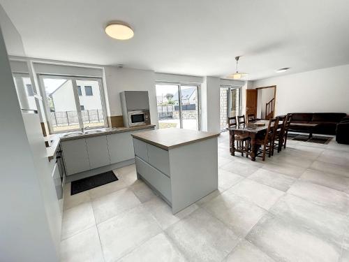 Maison Jullouville, 5 pièces, 7 personnes - FR-1-361-511 (Charmante maison neuve proche plage, 4 chambres, 7 couchages, jardin, parking et tout confort - FR-1) in Jullouville