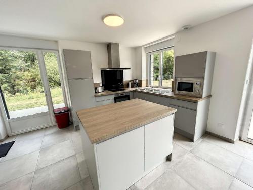 Maison Jullouville, 5 pièces, 7 personnes - FR-1-361-511 (Charmante maison neuve proche plage, 4 chambres, 7 couchages, jardin, parking et tout confort - FR-1) in Jullouville