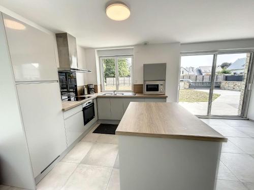 Maison Jullouville, 5 pièces, 7 personnes - FR-1-361-511 (Charmante maison neuve proche plage, 4 chambres, 7 couchages, jardin, parking et tout confort - FR-1) in Jullouville