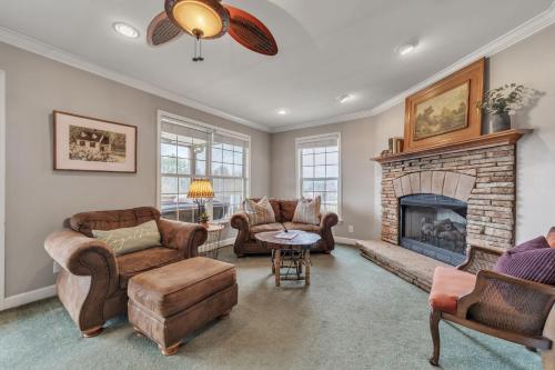-Mountain Views-Great location-Near DuPont and Pisgah Forest home in Etowah, USA