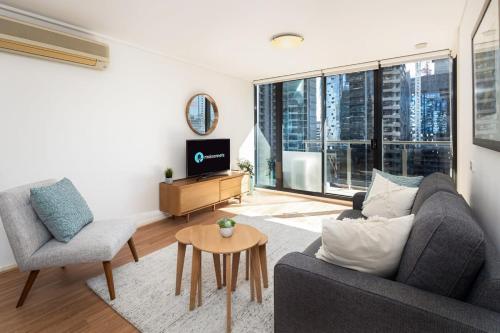 Melbourne CBD Apt With A C Balcony & Pool