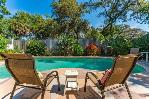 •Slice of Paradise• FREE Heated Pool! 2 Kings!