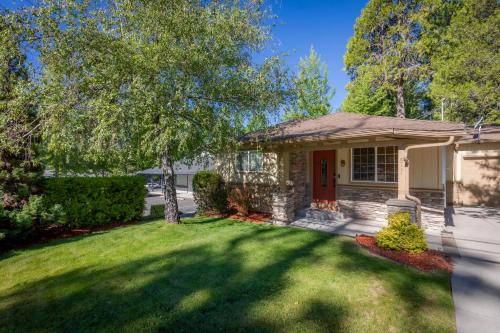. Chic, and Cozy, Centrally Located getaway