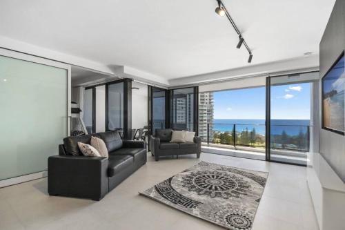 Luxury Broadbeach Apartment with Ocean Views