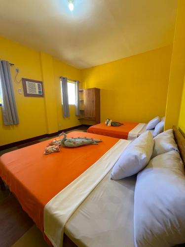 1 queen bed, 1 double bed