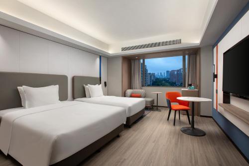 1 queen bed, 1 twin bed
