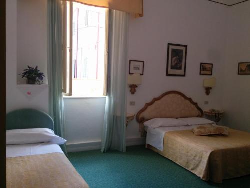 1 queen bed, 1 twin bed