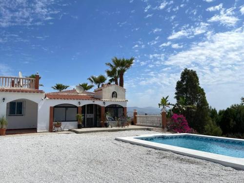 Relaxing Mediterranean Villa with Pool in อัลเลาริน เดลาตอเร