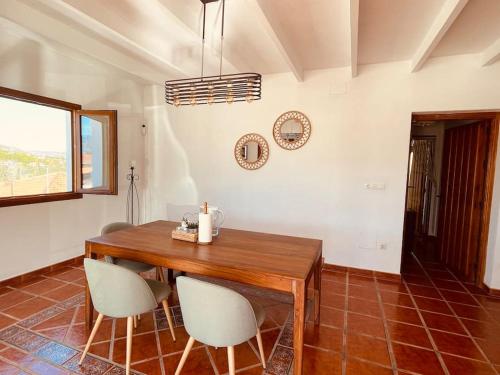 Relaxing Mediterranean Villa with Pool in อัลเลาริน เดลาตอเร