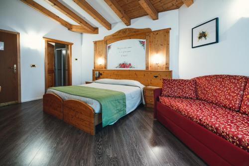 1 queen bed, 1 twin bed