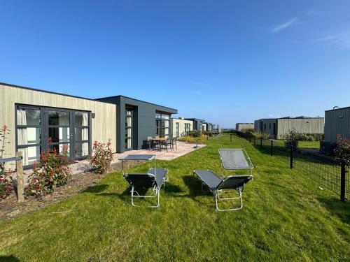 Enkhuizer Strand Chalet Hafenplätzchen mit Zaun Haus Nr 244 (Enkhuizer Strand Chalet Hafenplatzchen mit Zaun Haus Nr 244) in Boerenhoek Molenweg Burgwal