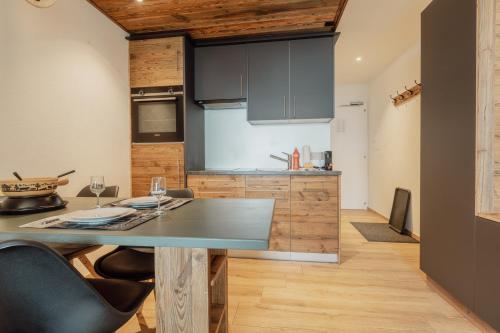 keuken, Studio rénové et élégant en plein centre (Studio renove et elegant en plein centre) in Chermignon