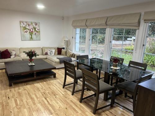 3 Bed House - Sleeps 5 - Sauna - Garden - Gym gîte à louer New Victoria Hospital