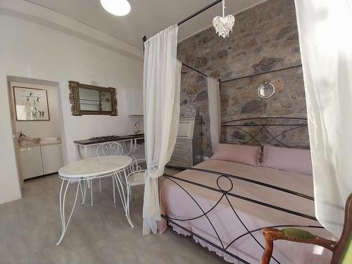 Monolocale con bagno, angolo cottura e letto matrimoniale a Baldacchino