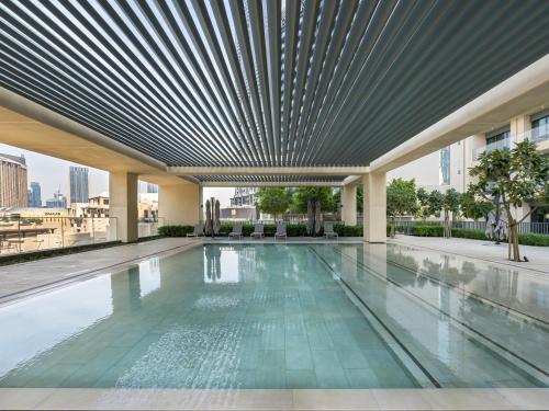 Luxurious 2BR Apt in Downtown Pool and Gym Access - image 3