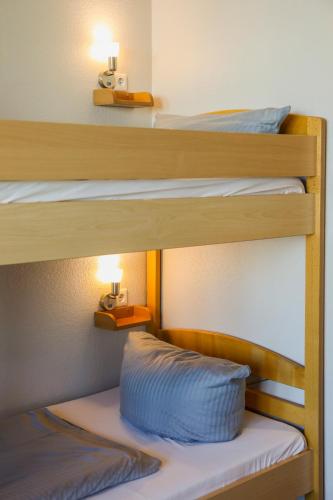 1 twin bed, 2 bunk beds