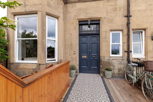 Beautiful Victorian Apartment close to the Botanical gardens Free parking! - image 5