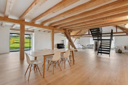 Completely refurbished typical Swiss farmhouse in 胡伊森斯