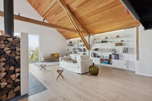 Completely refurbished typical Swiss farmhouse in 胡伊森斯