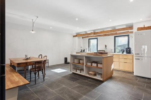 Completely refurbished typical Swiss farmhouse in 胡伊森斯