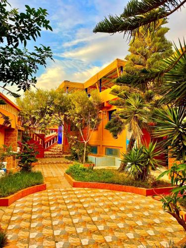 8 bedrooms, 14 beds