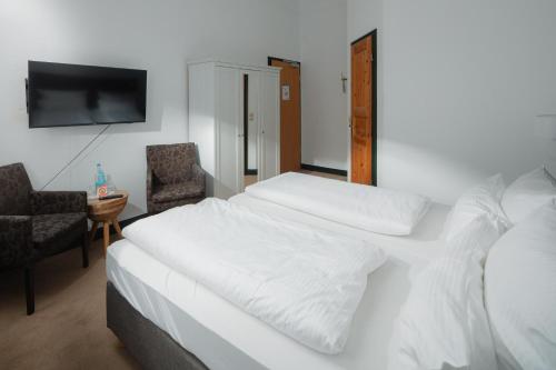 Standard Double Room image 9