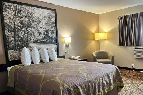 Super 8 by Wyndham Indianapolis Emerson - image 11