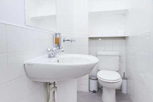 Holiday Lets London K - image 9