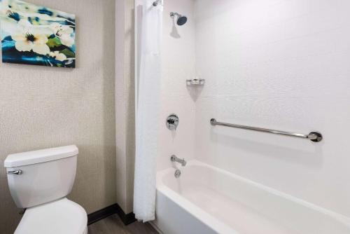 La Quinta Inn & Suites by Wyndham Locust Grove - image 3