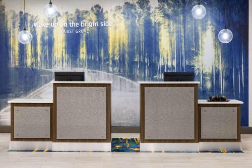 ردهة, La Quinta Inn & Suites by Wyndham Locust Grove in Locust Grove