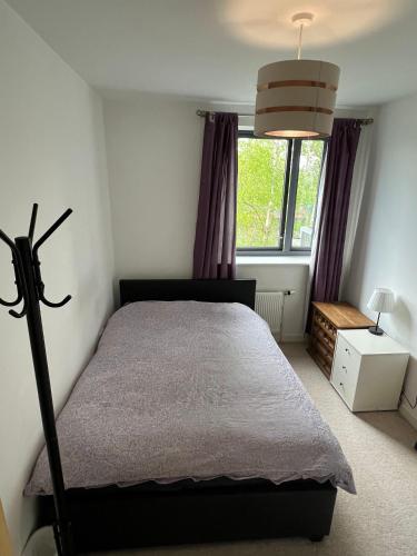 Charming bedroom in a shared 2-Bedroom Flat in Southall, London (next to Ealing Hospital).