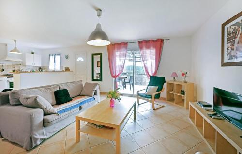 Stunning Home In Bordezac With Wifi in Besseges