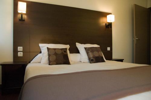 1 queen bed, 2 twin beds