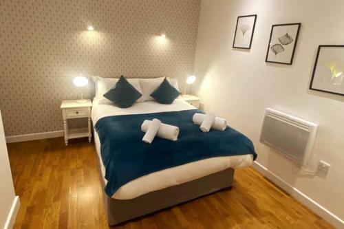 Modern Serviced 1 Bed Apartment - Sleeps 3 Near Heathrow, Thorpe Park, Windsor Castle - Staines TW18 London