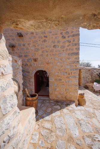 Ieeja, LITHOS TRADITIONAL TOWER in Omales