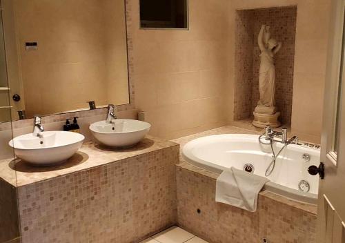 534843244 Headfort Arms Hotel