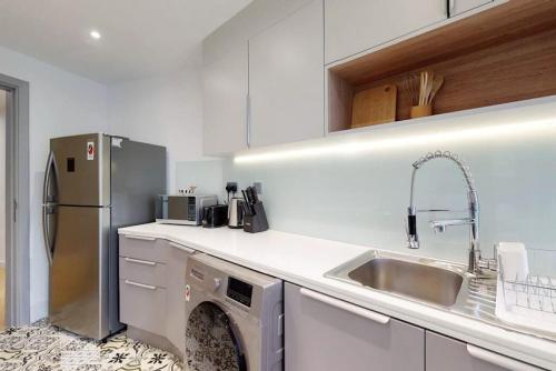 Trendy and Large - Studio - JLT - main image