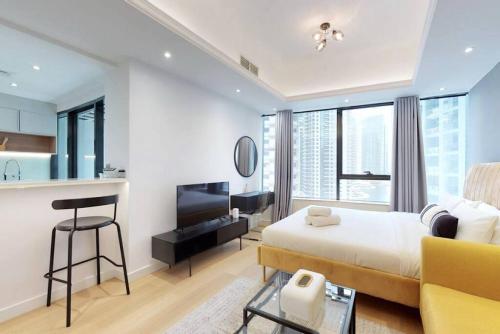 Trendy and Large - Studio - JLT - image 3