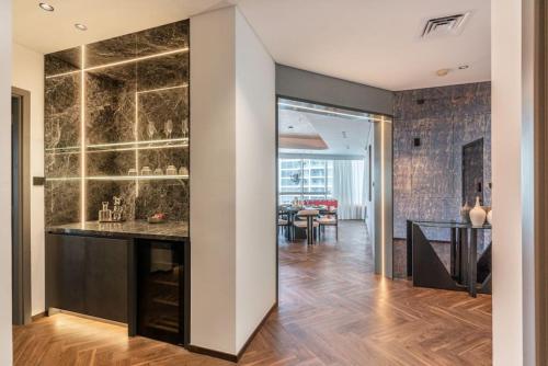 Fully Furnished 4 BR in Dubai Marina - Very close to Metro - image 4