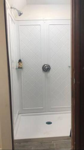 room with a private shower in Arlington, USA