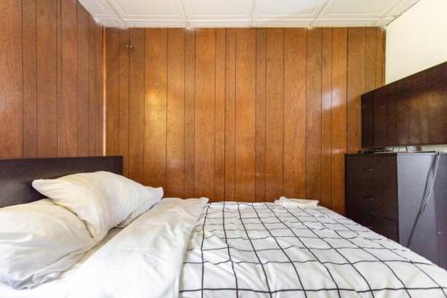 room with a private shower in Staten Island