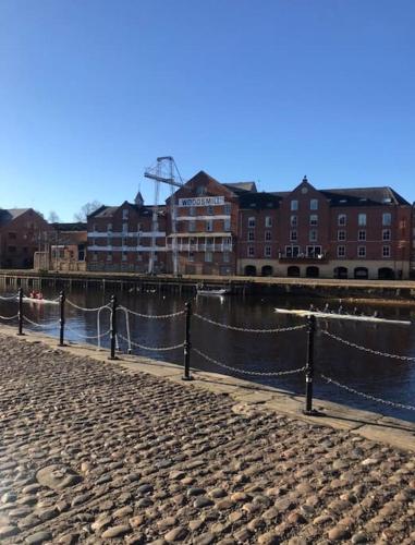 New Riverside Apartment in centre of York